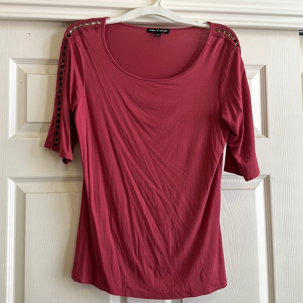 Cable & Gauge 3/4 sleeve reddish top in a large.